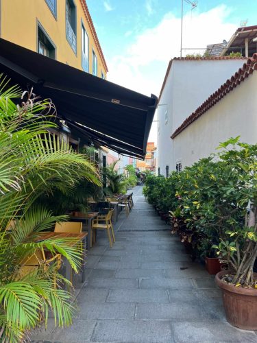 Teneriffa - Puerto de la Cruz - kleine Gässchen mit lieblichen Lokalen